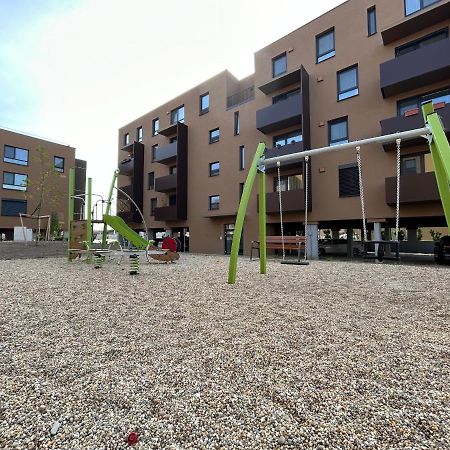 Miloslavov Cozy 1-Bedroom Condo מראה חיצוני תמונה
